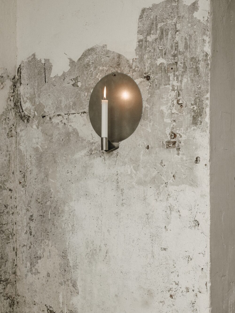 Elegant Wall-Mounted Ornament Candle Holder Crafted from Delicate Steel