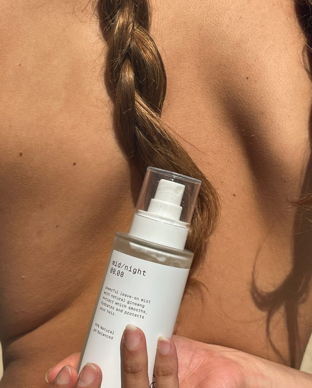 The perfect final touch. Powerful leave-on mist which detangles, combats frizz and protects your hair. You can apply it either on damp or dry hair, you will carry it with you everywhere.