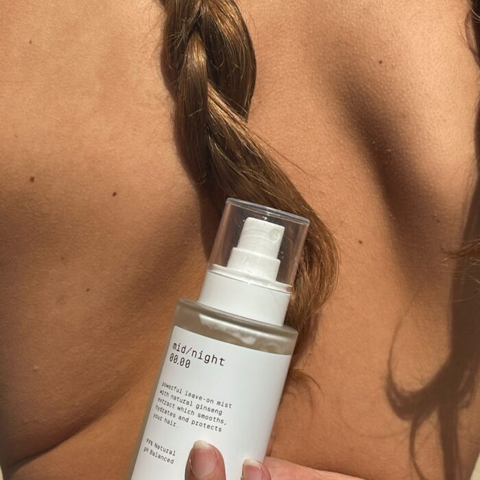 The perfect final touch. Powerful leave-on mist which detangles, combats frizz and protects your hair. You can apply it either on damp or dry hair, you will carry it with you everywhere.