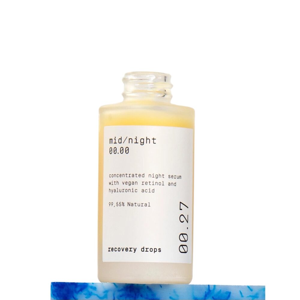 Night vegan retinol and hyaluronic acid serum for skin rejuvenation and imperfection reduction.